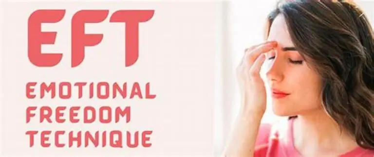 Femme montrant la technique de tapotement au niveau du front, accompagnée du texte 'Emotional Freedom Technique' en lettres roses sur fond blanc"